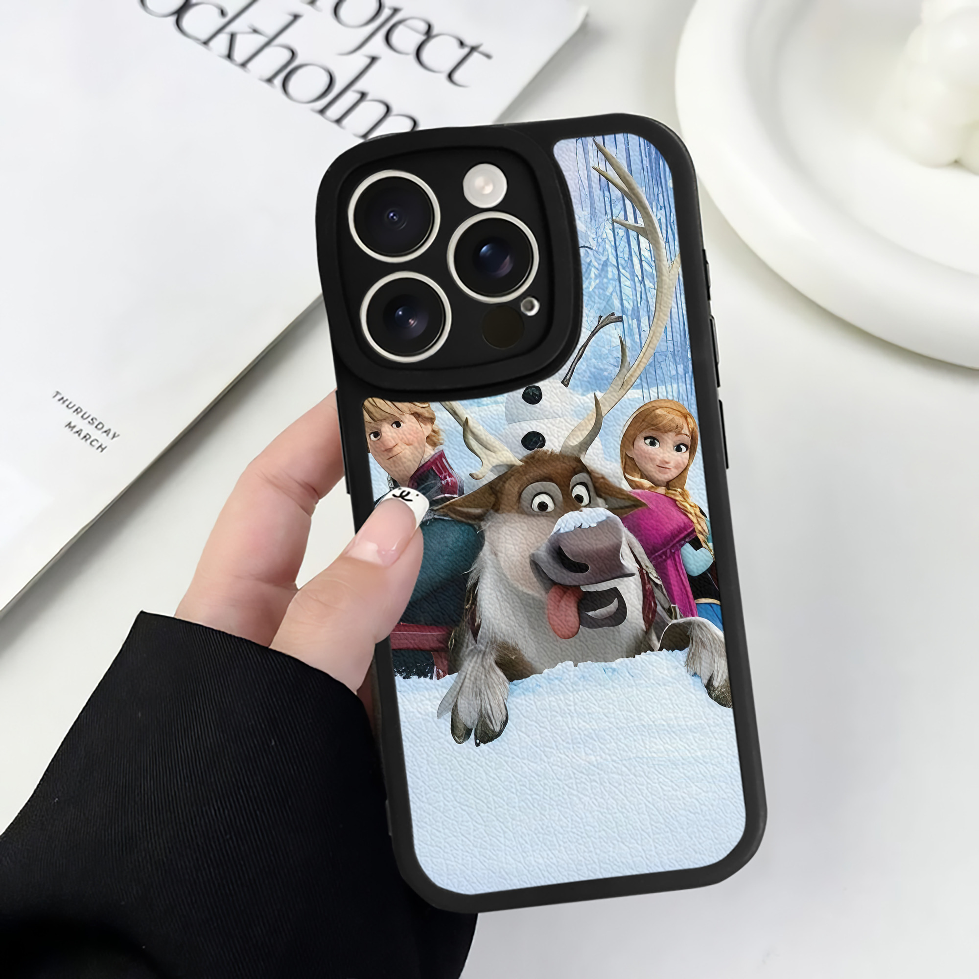 （画像用） アナと雪の女王 アンナ エルサ Frozen Anna Elsa 【iPhone 16シリーズ対応】シリコンスマホケース（レザー調） 材質：シリコン